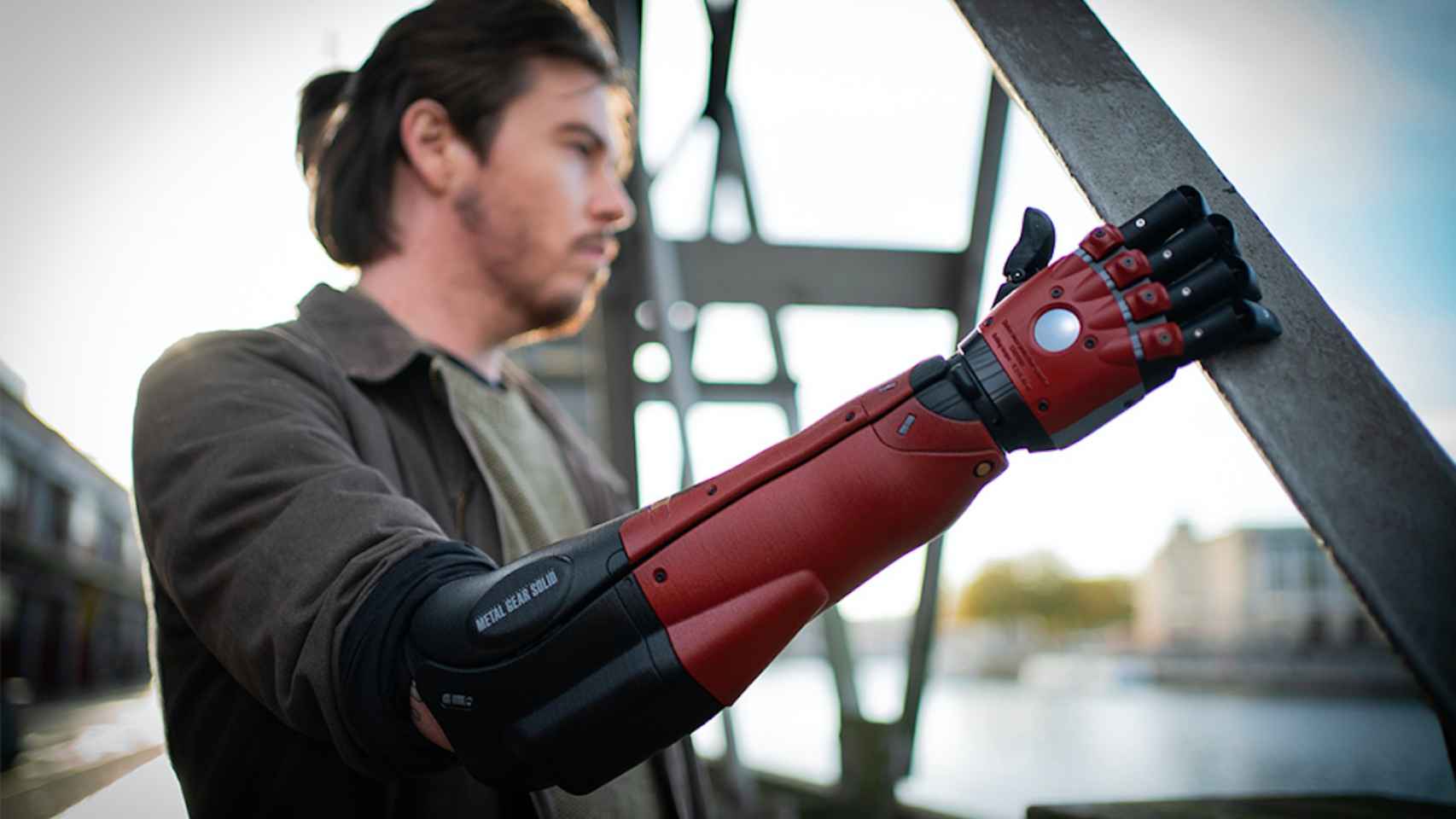 Daniel Melville con el brazo biónico especial Metal Gear Solid V