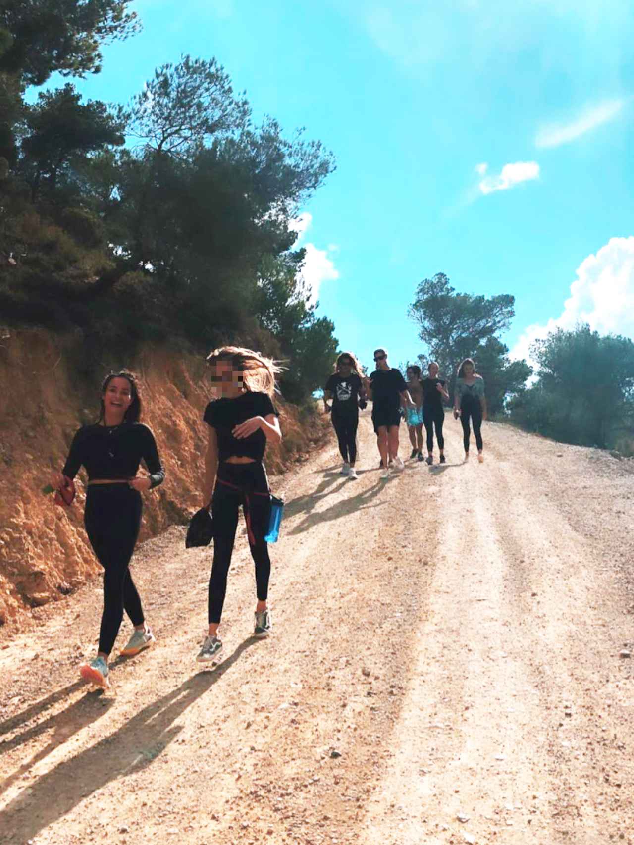 Carolina (a la izquierda de la imagen), junto a un grupo de amigos haciendo senderismo por Ibiza.