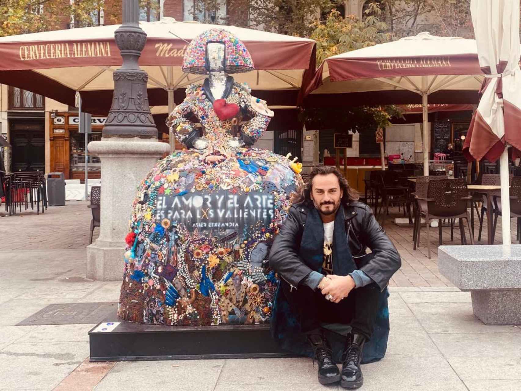 Asier Etxeandia junto a su Menina en la Plaza de Santa Ana en Madrid.