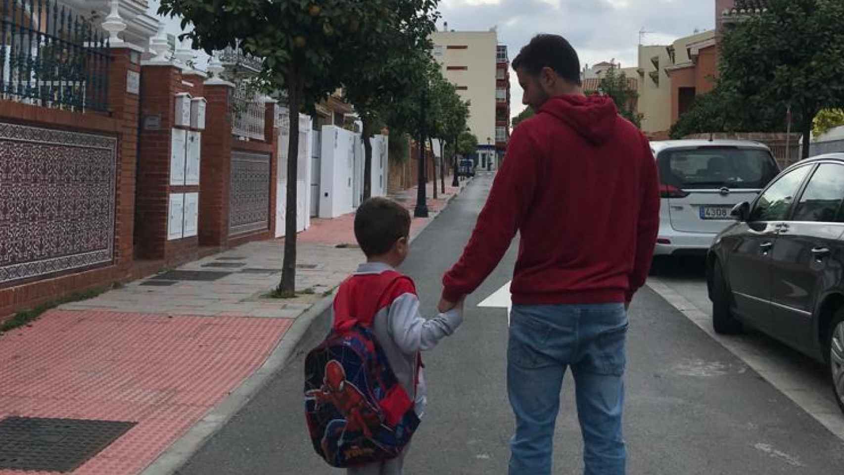 Fran con su hijo en Fuengirola camino de su cole en Mijas