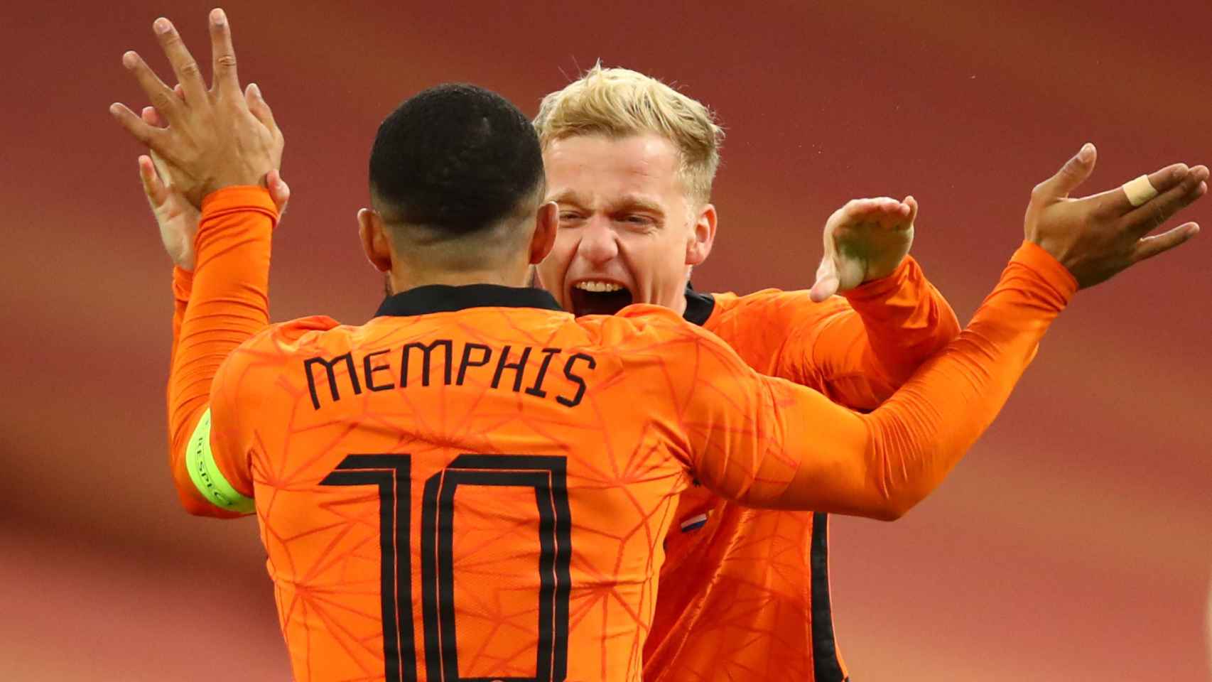 Donny Van de Beek y Memphis Depay celebran un gol con la selección de Holanda