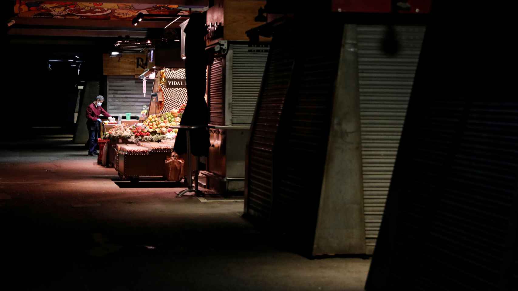 Un trabajador del mercado de La Boquería en Barcelona en su puesto de fruta.