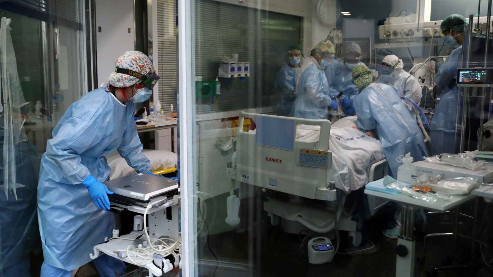 Equipo médico del Hospital del Mar de Barcelona con un paciente de Covid-19.