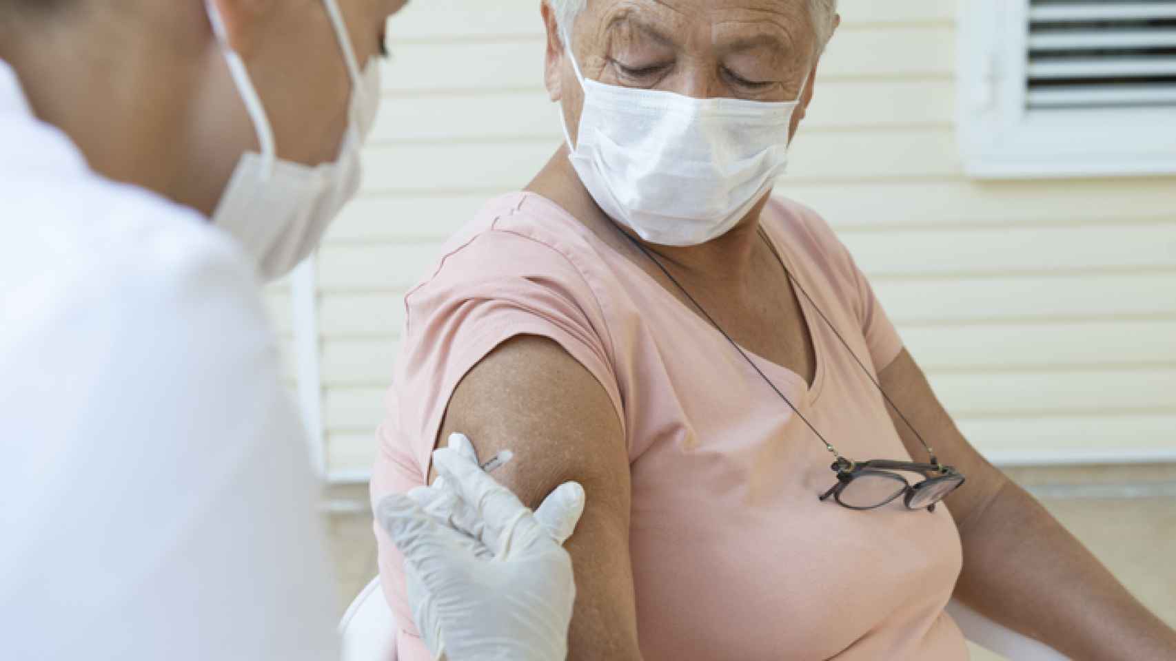 Una persona recibe la vacuna de la gripe.