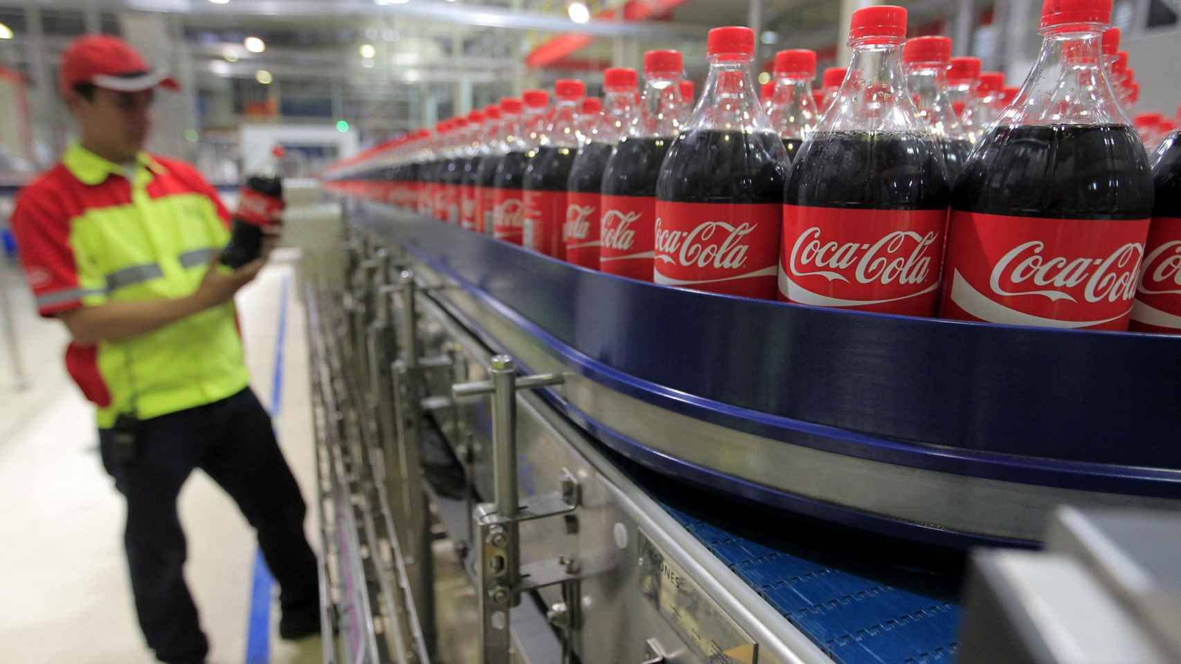 Un trabajador en una fábrica de Coca-Cola.