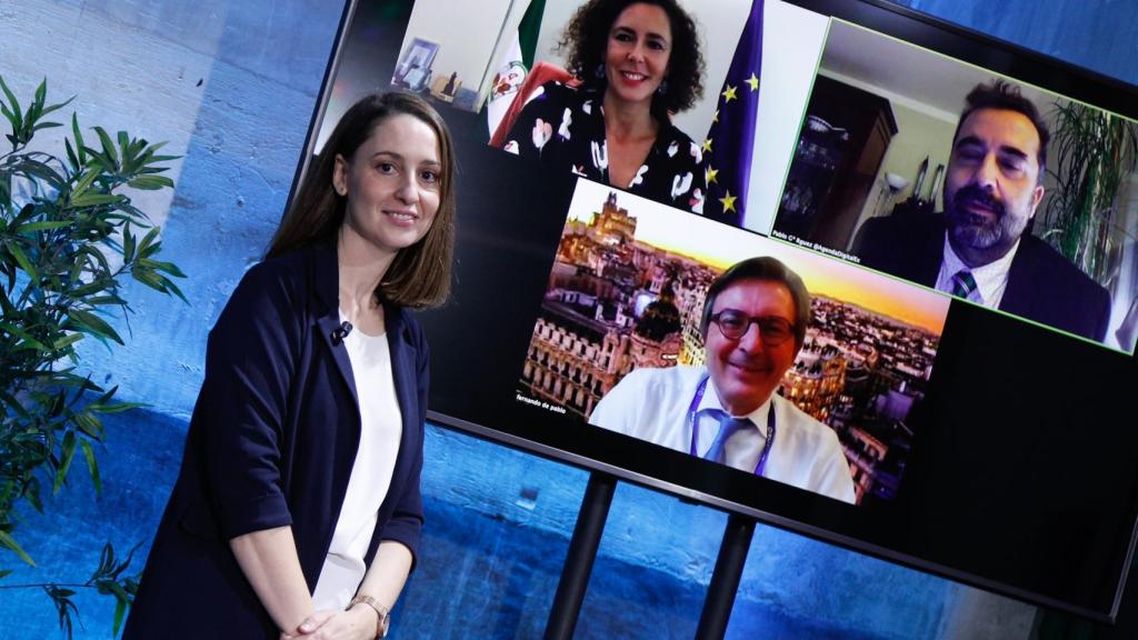 Ponentes de la mesa 'Casos de uso 5G: colaboración público-privada', moderada por la corresponsal económica de Invertia, María Vega.
