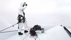El primer robot araña del mundo en una turbina eólica marina