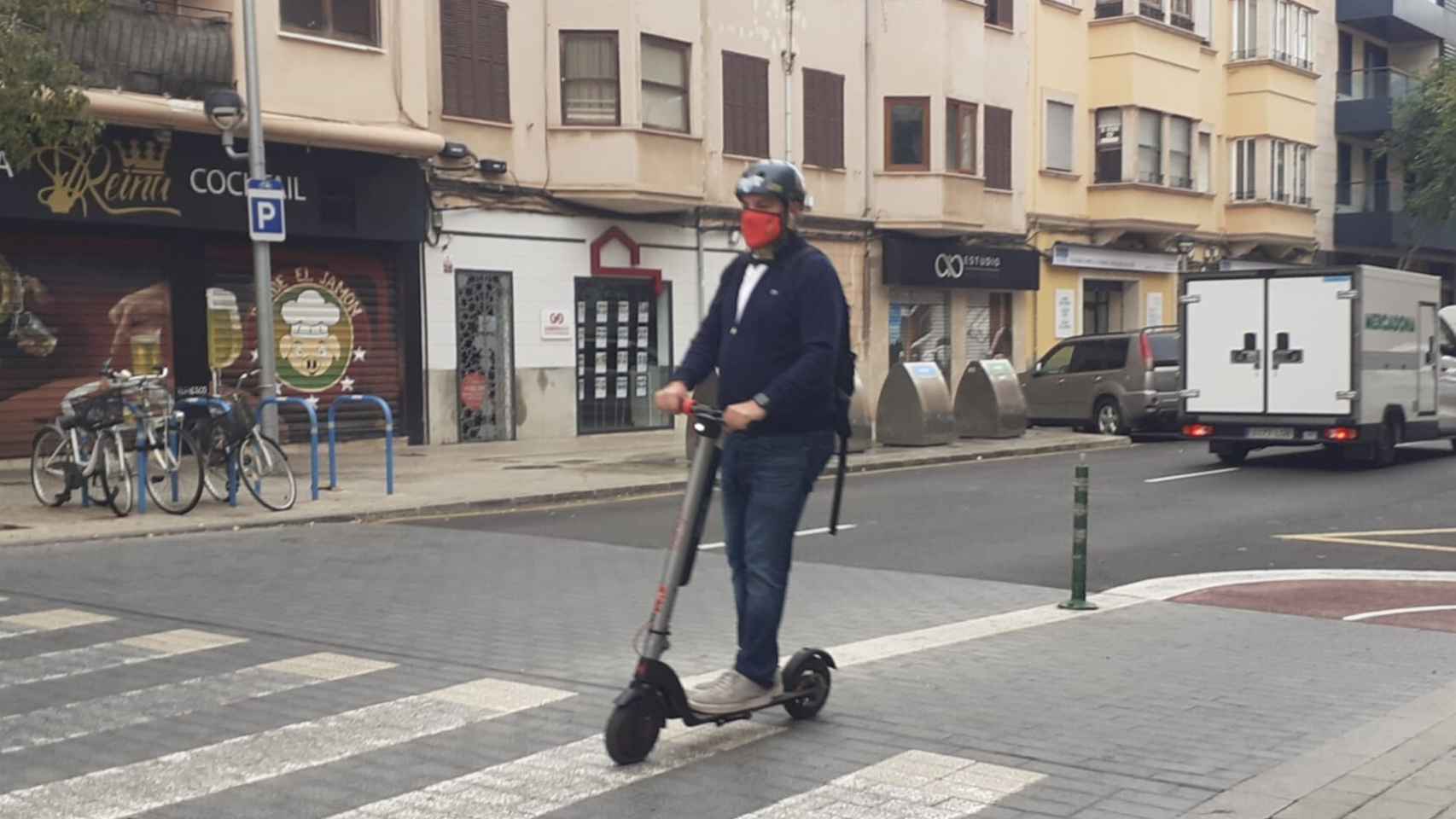 Un usuario de patinete eléctrico, un vehículo de movilidad personal, en Palma de Mallorca.