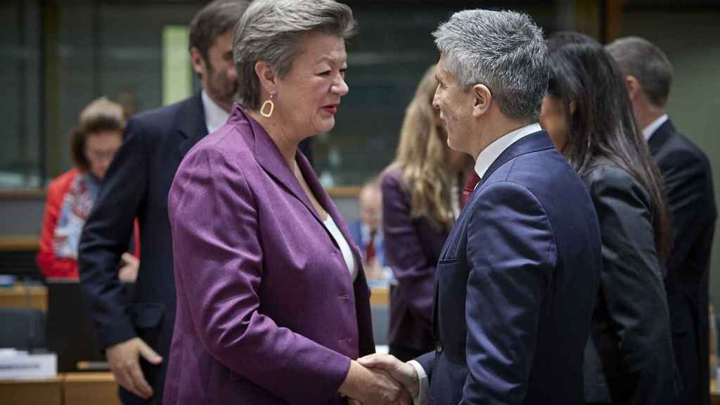 El ministro Fernando Grande-Marlaska saluda a la comisaria de Interior, Ilva Johansson, durante una reunión en Bruselas
