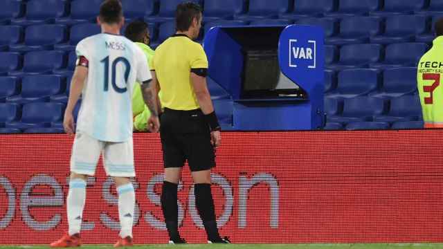 Messi mira el VAR durante el partido entre Argentina y Paraguay