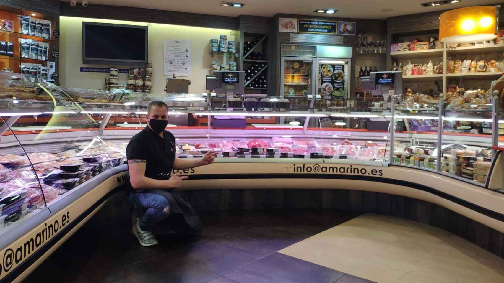 Marino García, dueño de una tienda soriana de alimentación que, gracias a Compraensoria.com, tiene más pedidos a domicilio.