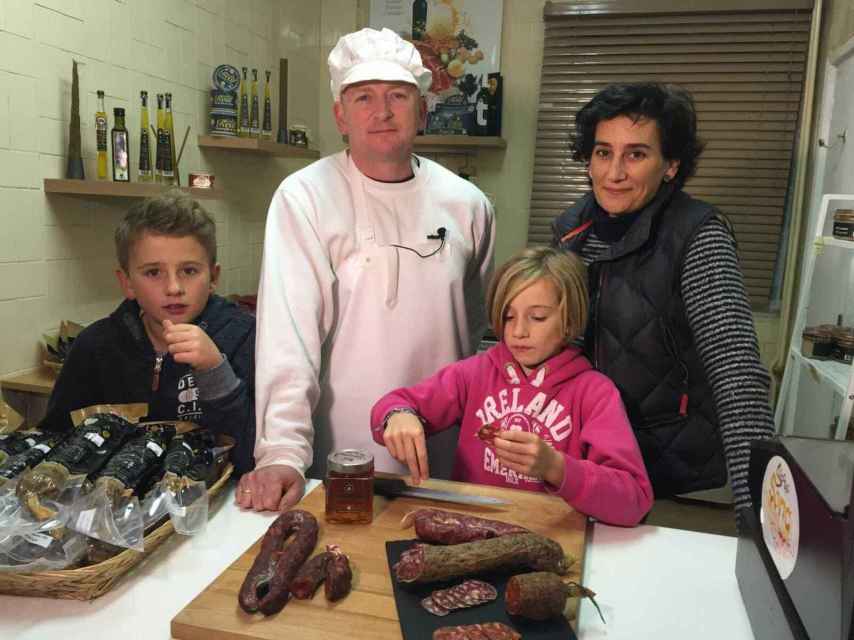 Julia Gómez y Martin Roche, de Gómez Zardoya S.L., una empresa soriana de embutidos y mieles artesanales, junto a sus hijos.