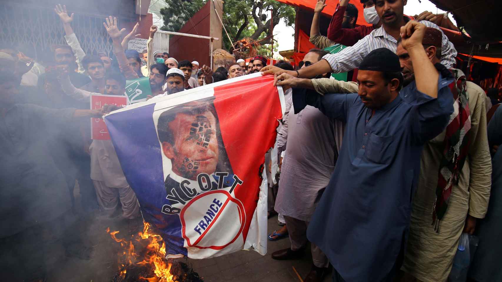 Un grupo de pakistaníes quemando imágenes de Macron en Karachi, Pakistán.