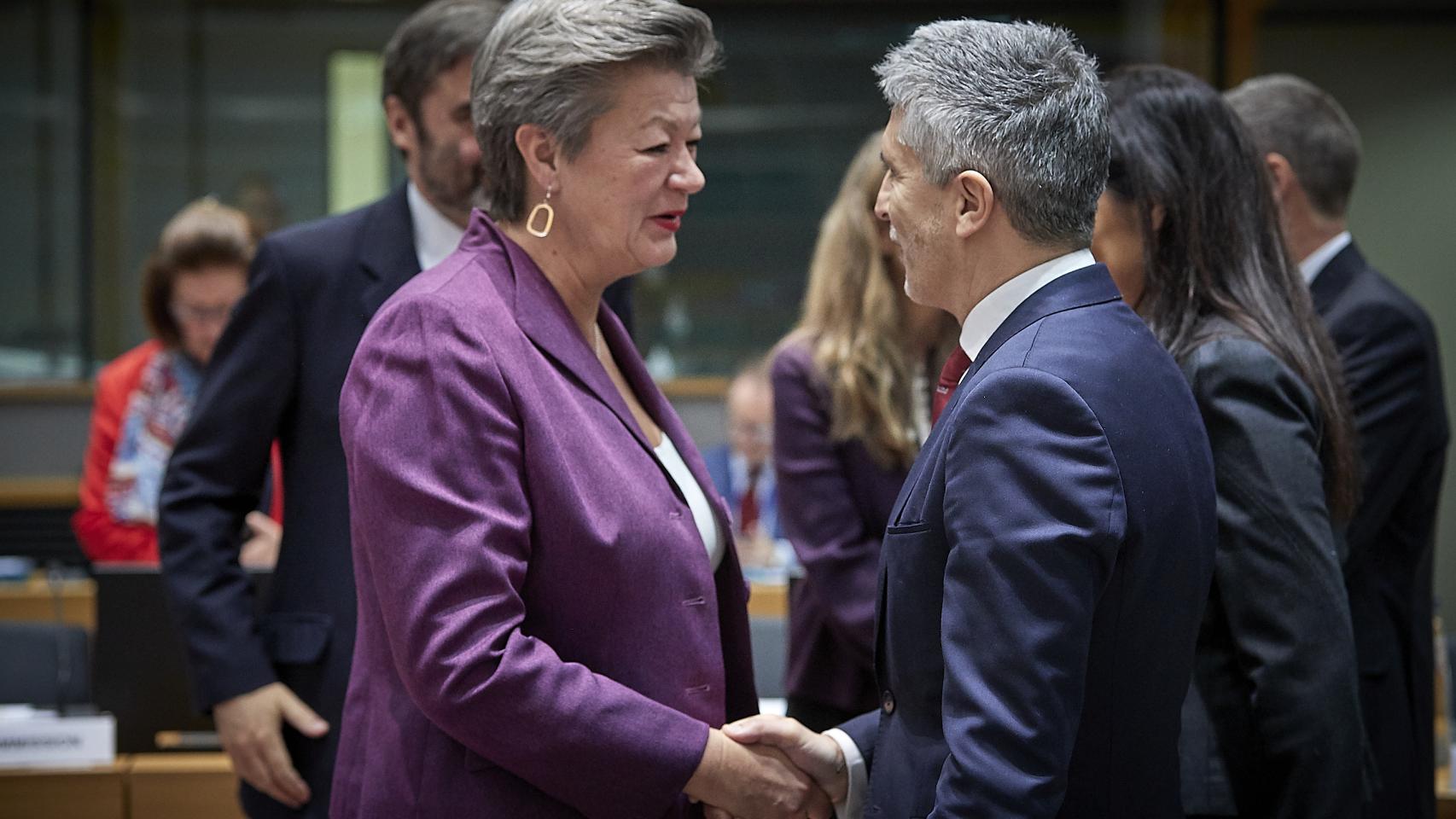 El ministro Fernando Grande-Marlaska saluda a la comisaria de Interior, Ilva Johansson, durante una reunión en Bruselas