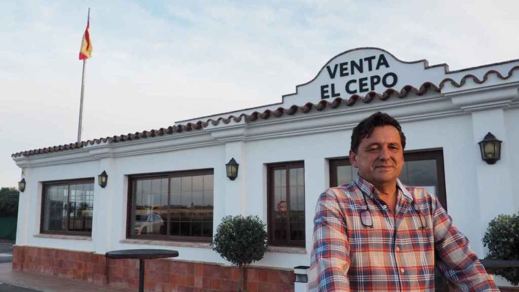 Miguel López-Cepero, en la fachada de su restaurante.