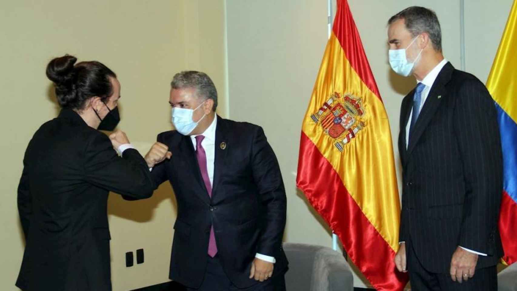El rey Felipe VI observa mientras Pablo Iglesias saluda al presidente de Colombia, Iván Duque, en Bolivia