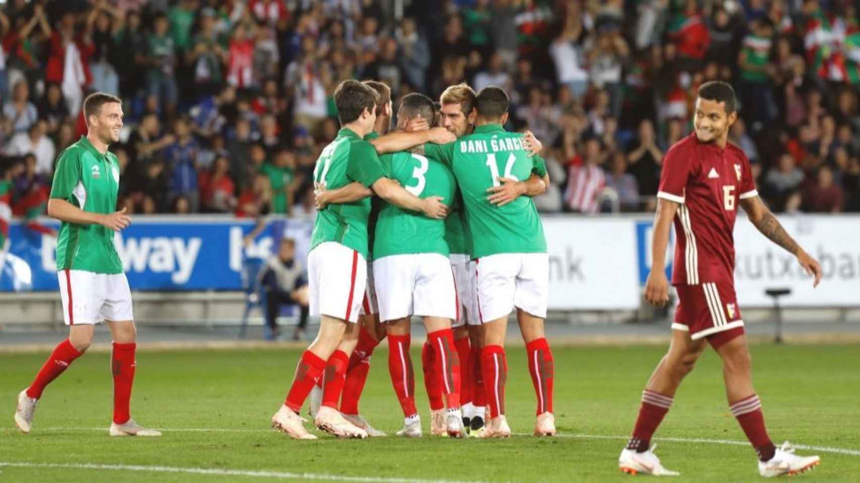La selección de Euskadi celebra un gol