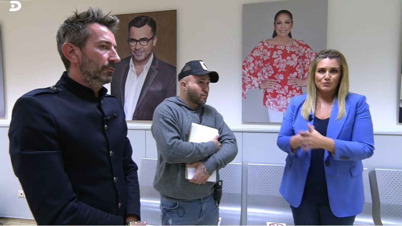 Kiko Rivera junto a Carlota y David Valldeperas en un pasillo de Telecinco.