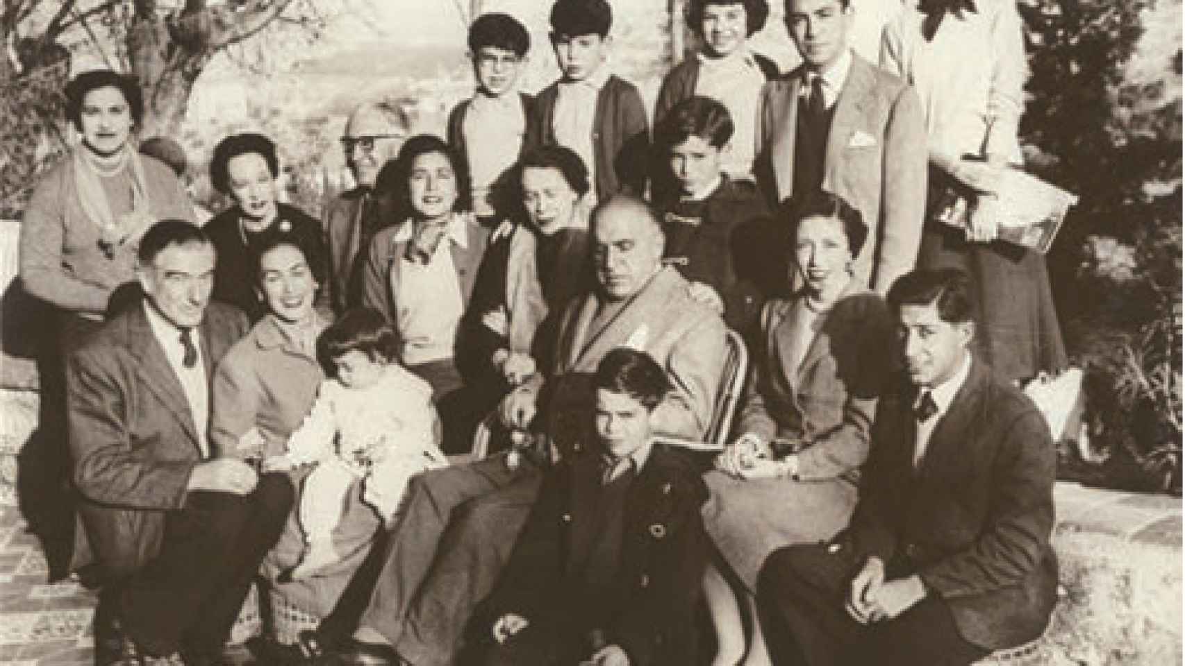El doctor Marañón, en el Cigarral de Toledo, junto a hijos y nietos.