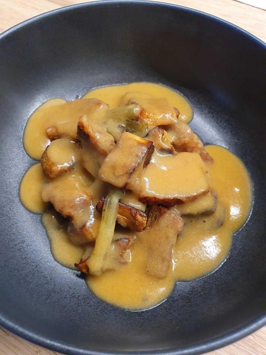 Boletus, cardo, torrezno y pepitoria
