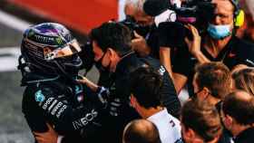 Hamilton y Wolff se abrazan frente al equipo Mercedes