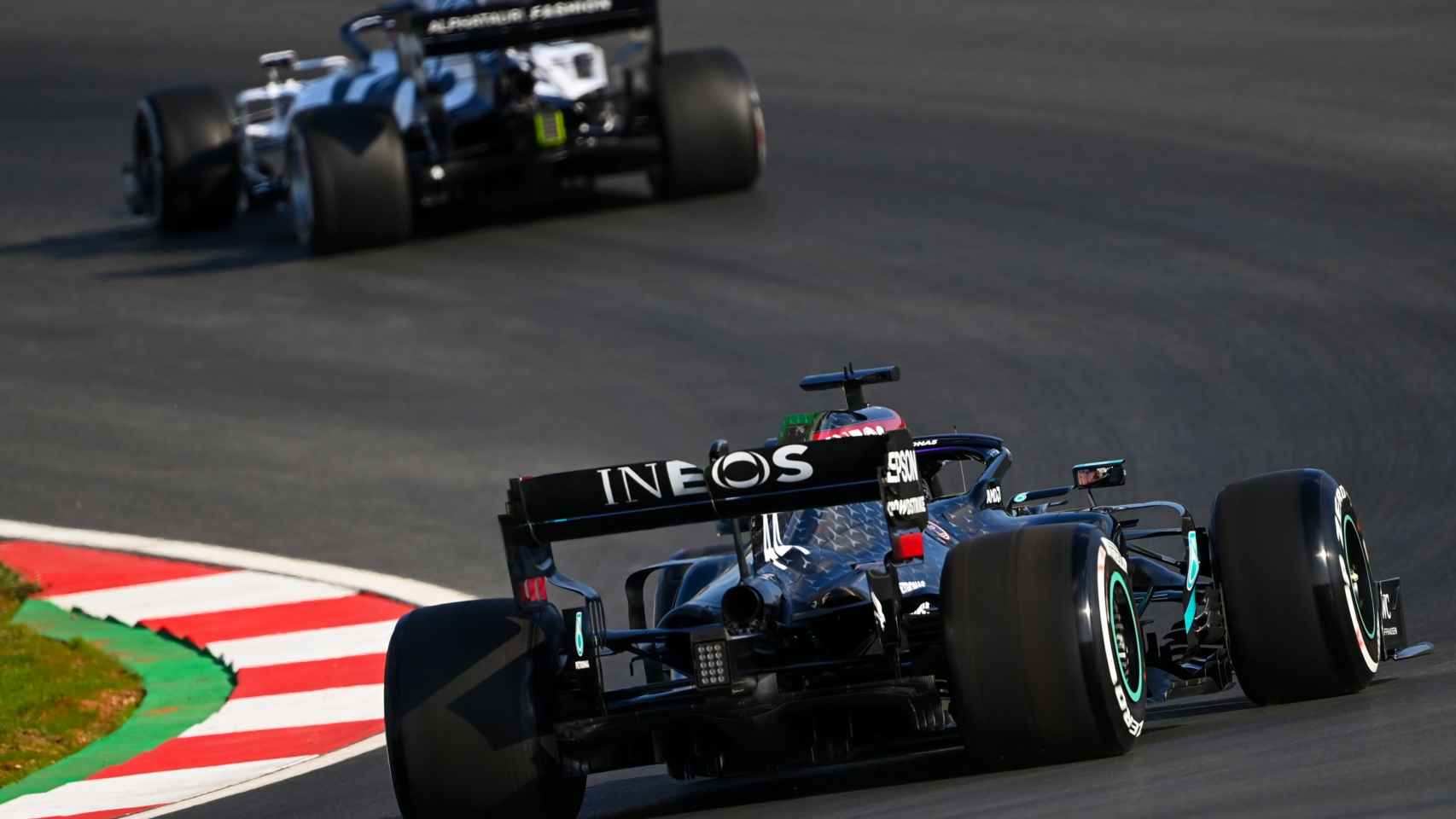 Un Mercedes persigue a un Alpha Tauri en el GP de Turquía