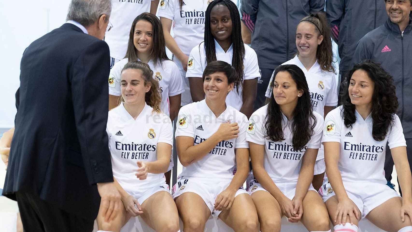 Florentino Pérez charla con las jugadoras del Real Madrid Femenino