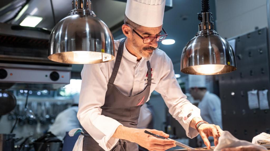 Julio Miralles en las cocinas de Zalacaín.