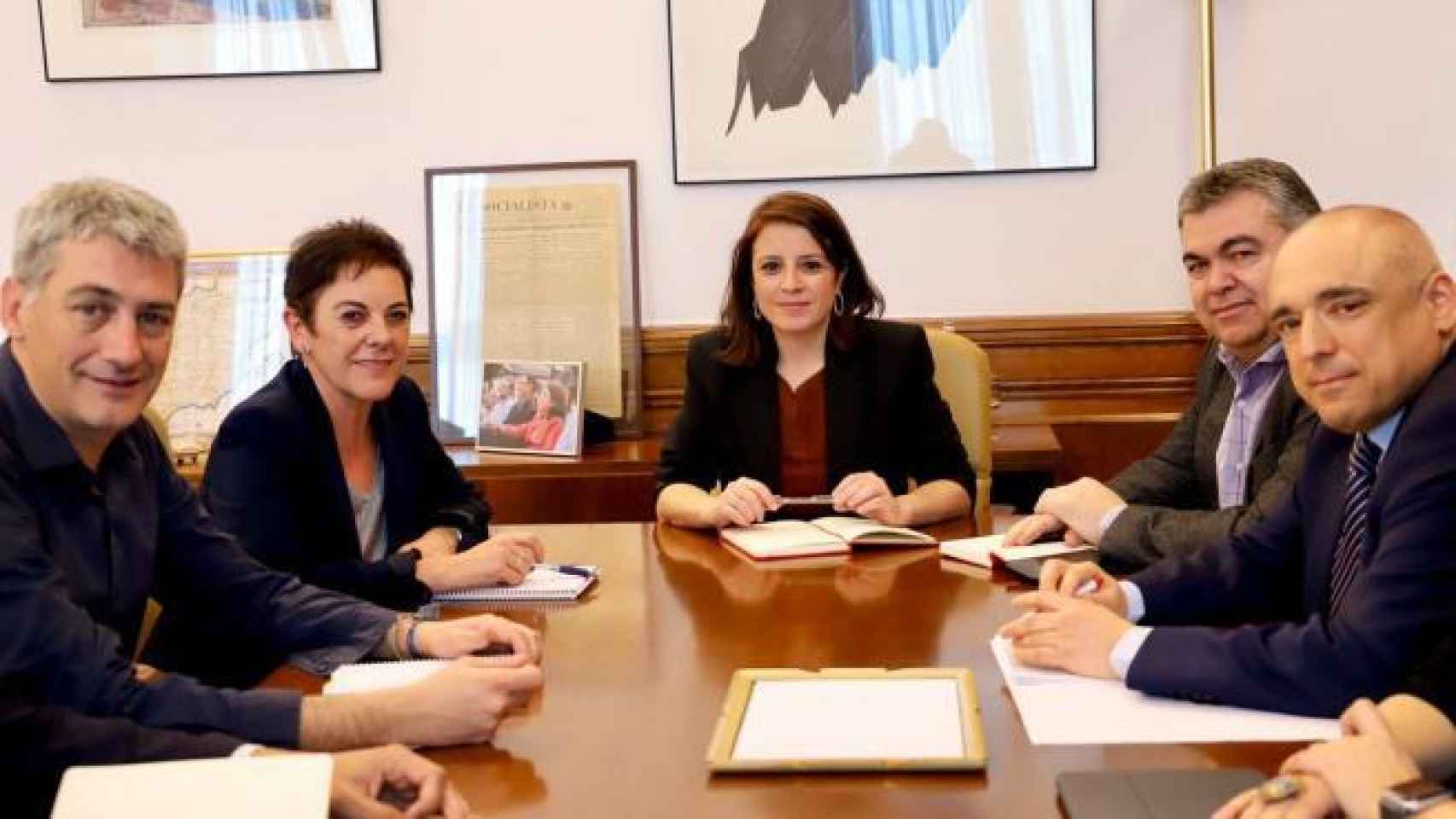 Diputados del PSOE y de EH Bildu se reúnen para negociar los Presupuestos.