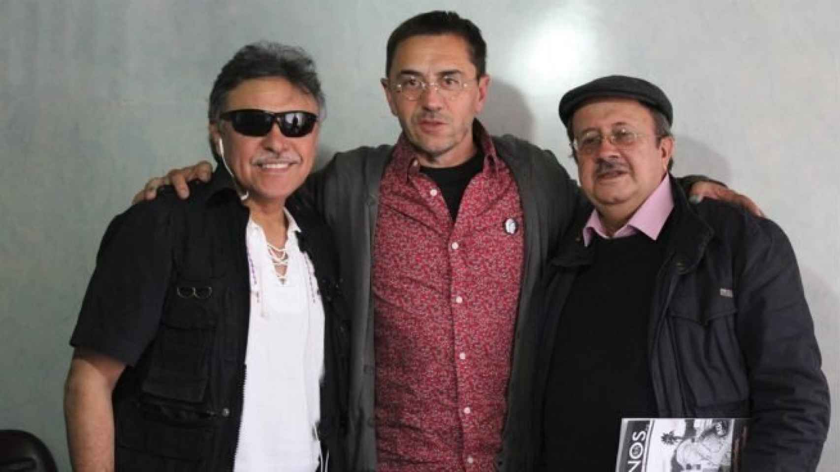 Jesús Santrich, líder de las FARC; Juan Carlos Monedero, fundador de Podemos; y Andrés París, líder de las FARC, en agosto de 2015 en Bogotá.
