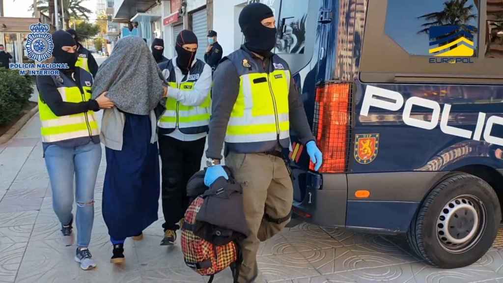 La Policía Nacional, en plena operación deteniendo a la yihadista.