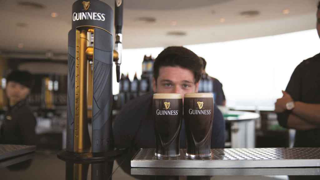 Guinness: historia de la famosa cerveza negra que creó el libro de los récords del mundo por culpa de un pájaro