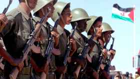 Los soldados sahrawis marchan en un desfile en Tifariti en los territorios liberados del Sahara Occidental