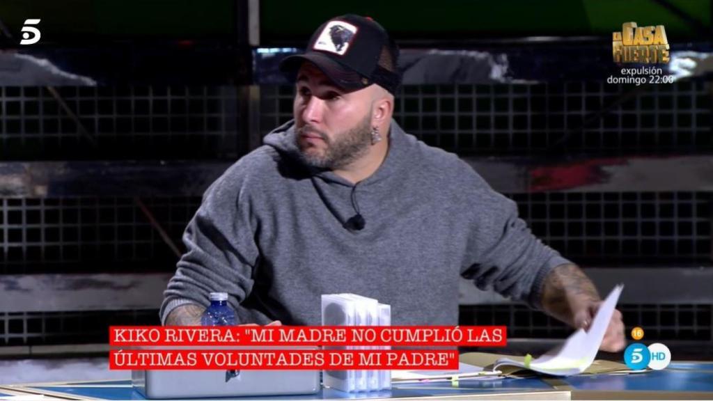 Kiko Rivera sentado en el plató de Telecinco.