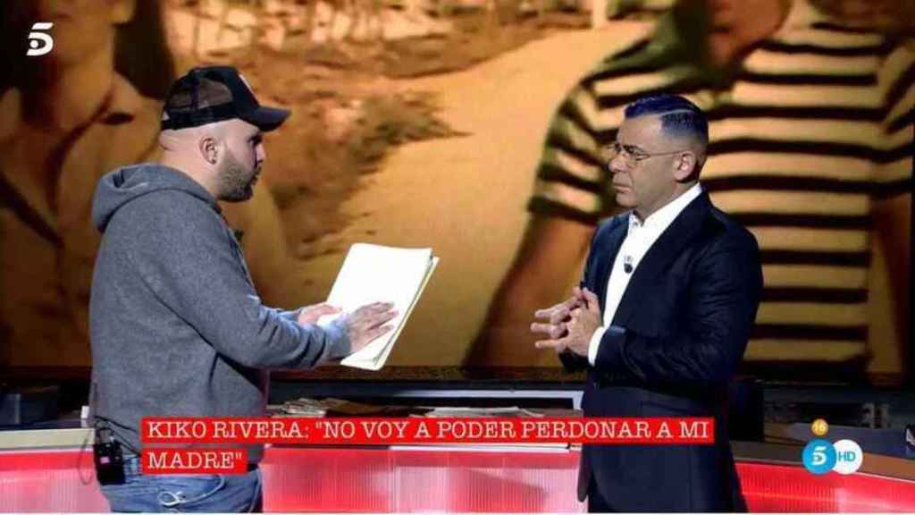 Kiko Rivera hablando con Jorge Javier en el plató de Telecinco.