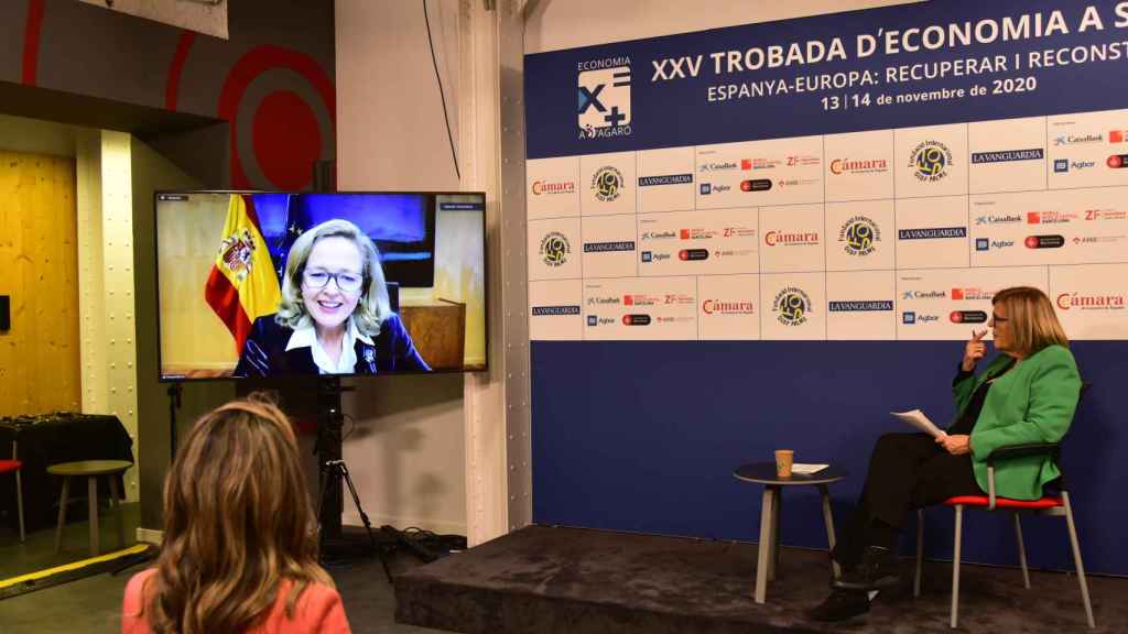 La vicepresidenta y ministra de Asuntos Económicos, Nadia Calviño, interviene por videoconferencia para clausurar el XXV Encuentro de Economía, en S’Agaró, en Girona, Catalunya, (España), a 14 de noviembre de 2020.