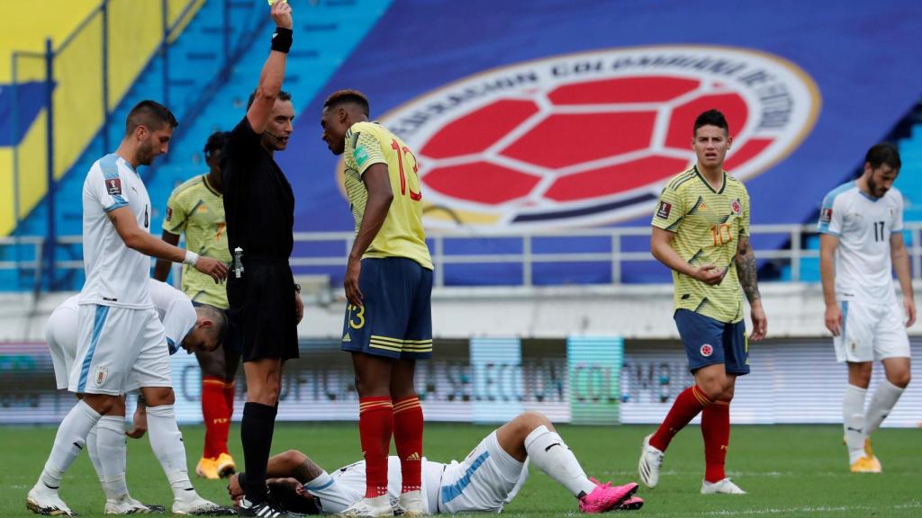 Yerri Mina protesta al árbitro en el partido frente a Uruguay