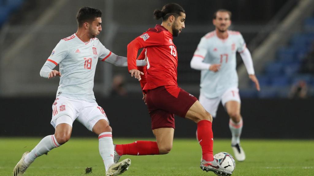 Ferrán Torres ante Ricardo Rodríguez, en el Suiza - España de la UEFA Nations League