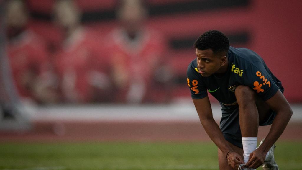 Rodrygo en el calentamiento con Brasil