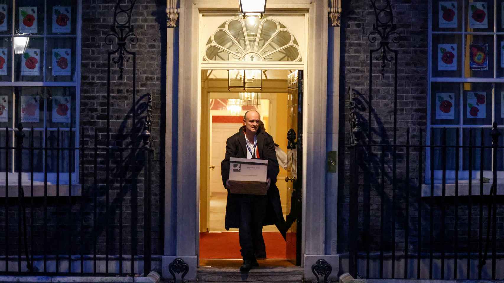 Dominic Cummings, principal asesor de Johnson, abandona Downing Street.