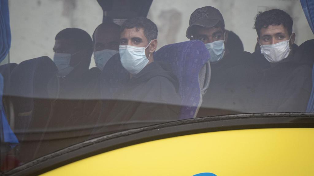 Migrantes trasladados a los campamentos improvisados en Canarias.