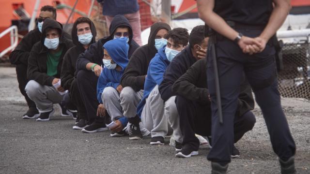 En en el muelle de Arguineguín se concentró a varios miles de inmigrantes durante días.