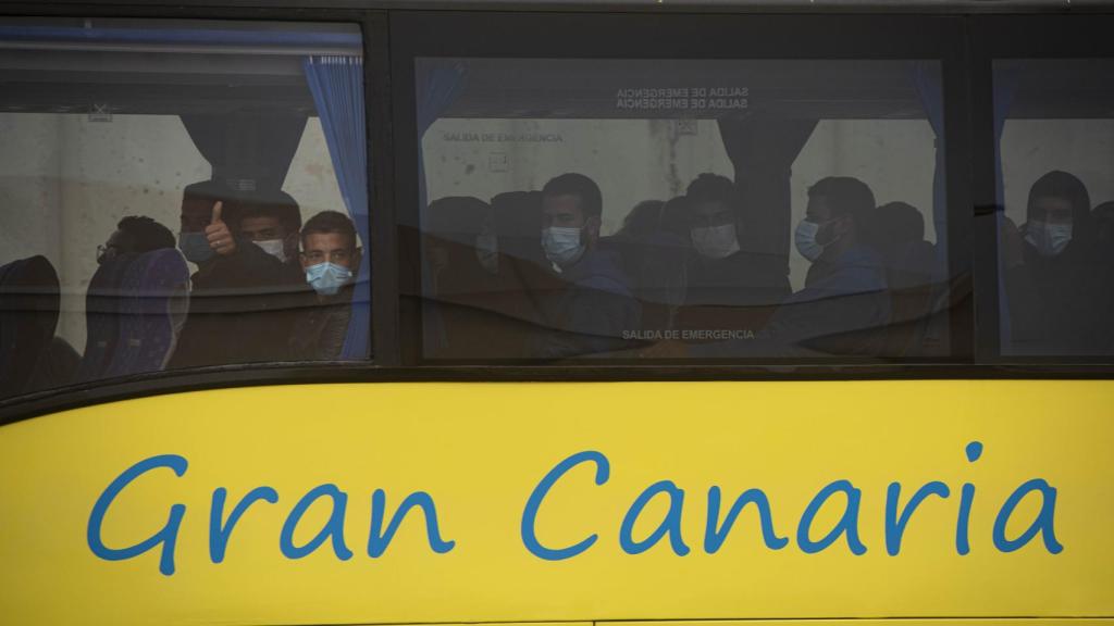 Un autobús traslada este viernes a medio centenar de inmigrantes fuera del muelle del puerto de Arguineguín.