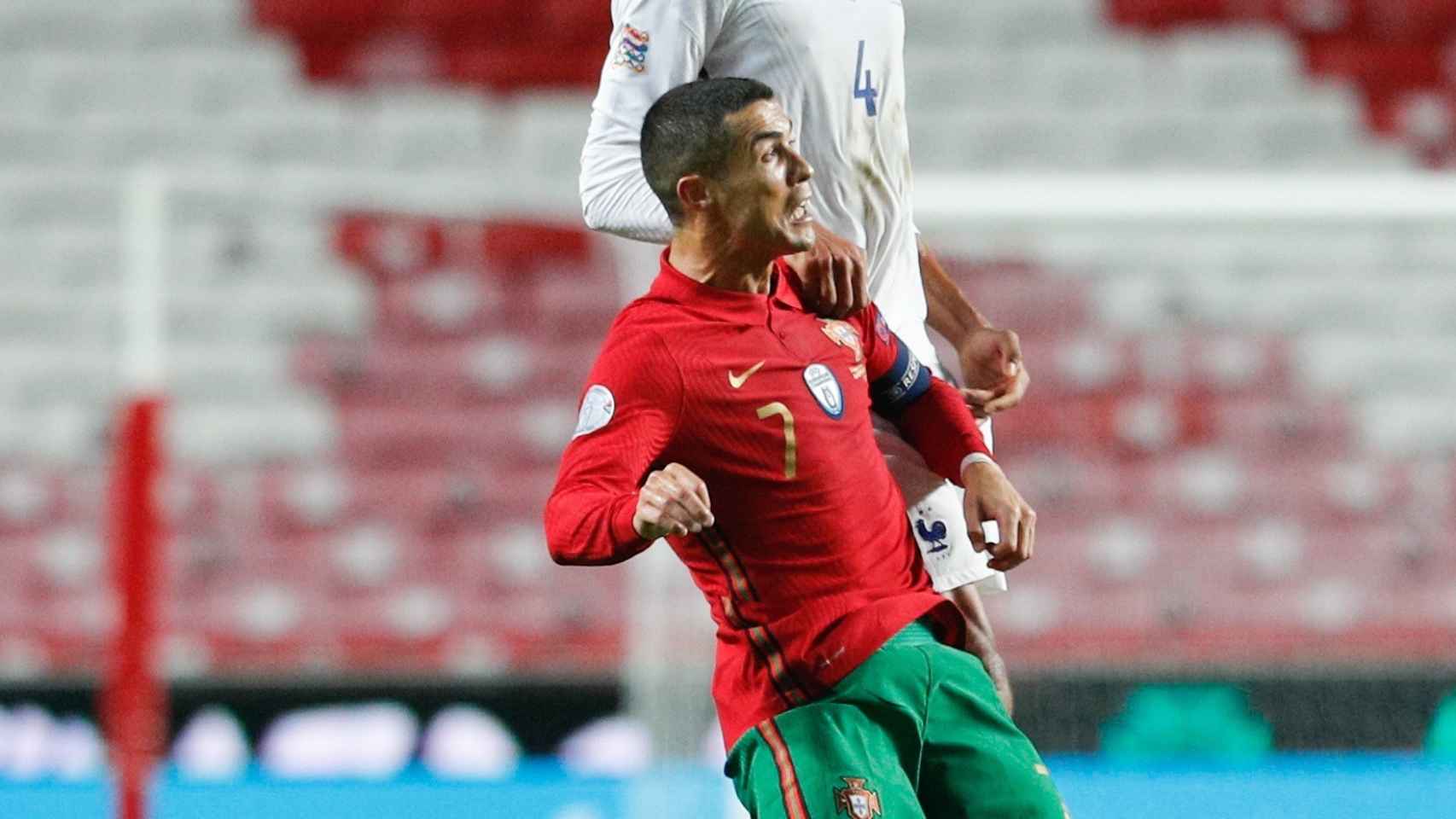 Raphael Varane, saltando con Cristiano Ronaldo durante un Francia - Portugal