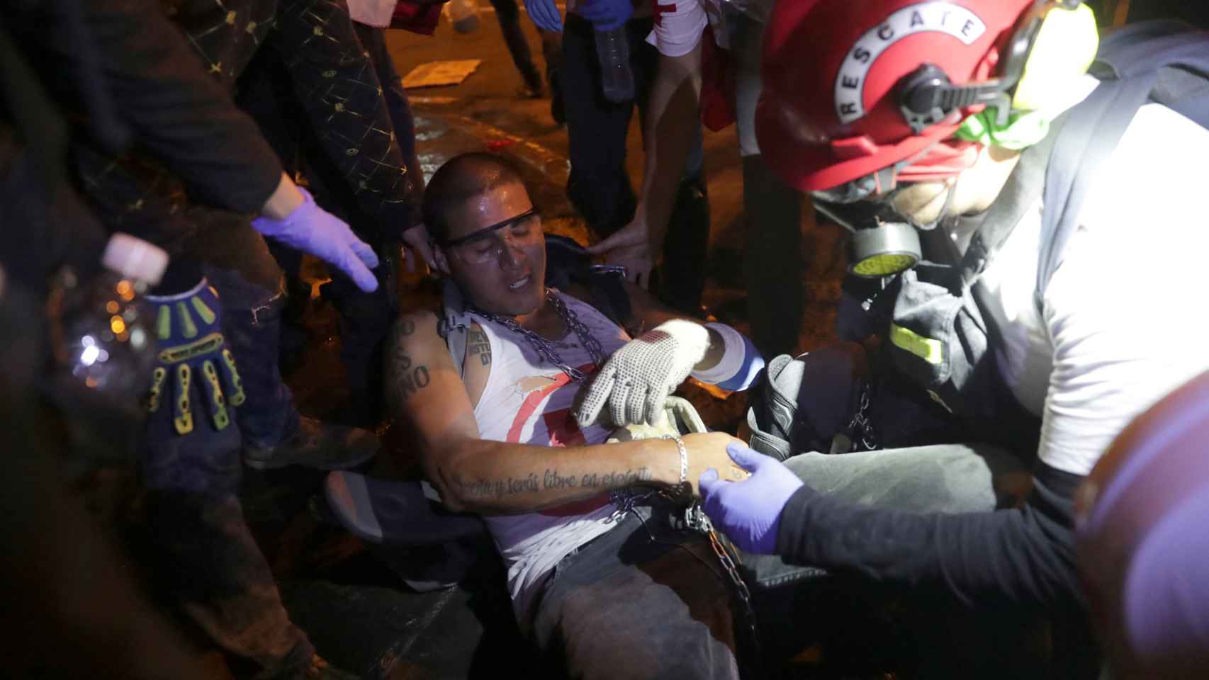 Un hombre herido durante las protestas.