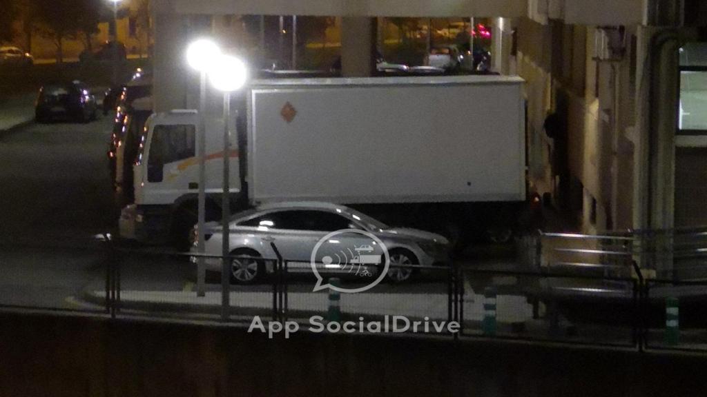 El camión de la DGT en un cuartel de la GC, en Oviedo.