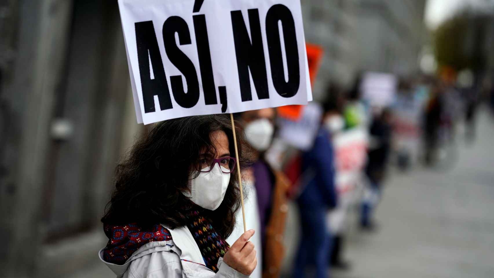 Una mujer con mascarilla en una marcha por la sanidad pública en Madrid.
