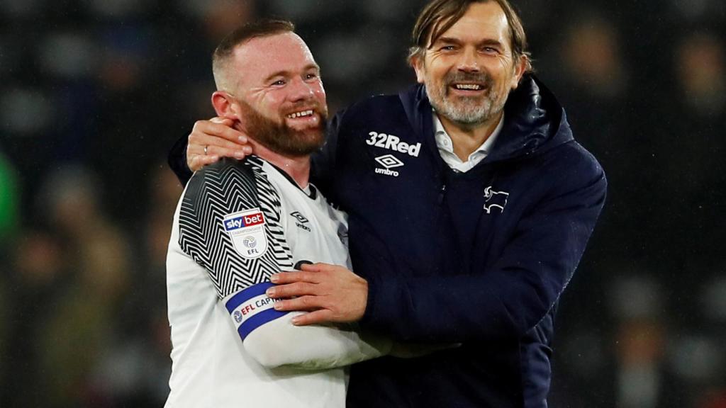 Wayne Rooney y Philip Cocu, el actual entrenador y el antiguo técnico del Derby County