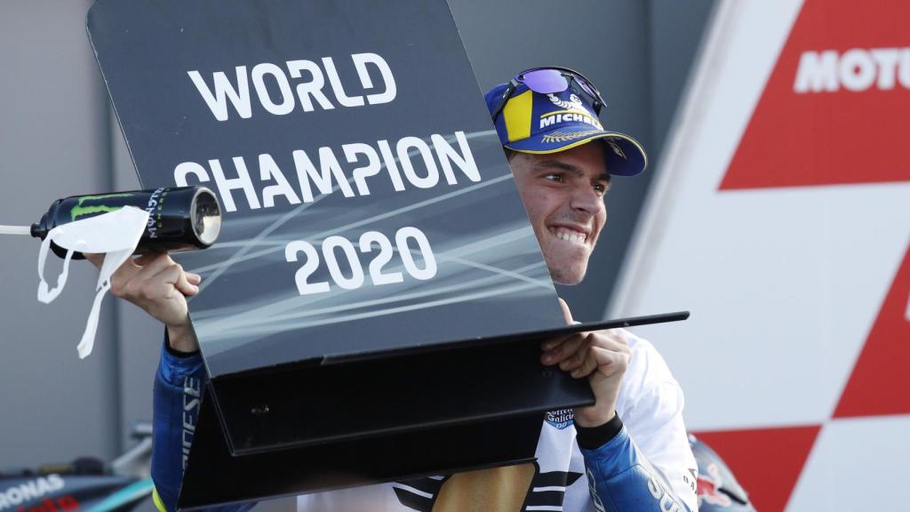 Joan Mir levanta el cartel de campeón del mundo de MotoGP, en el circuito Ricardo Tormo de Valencia.