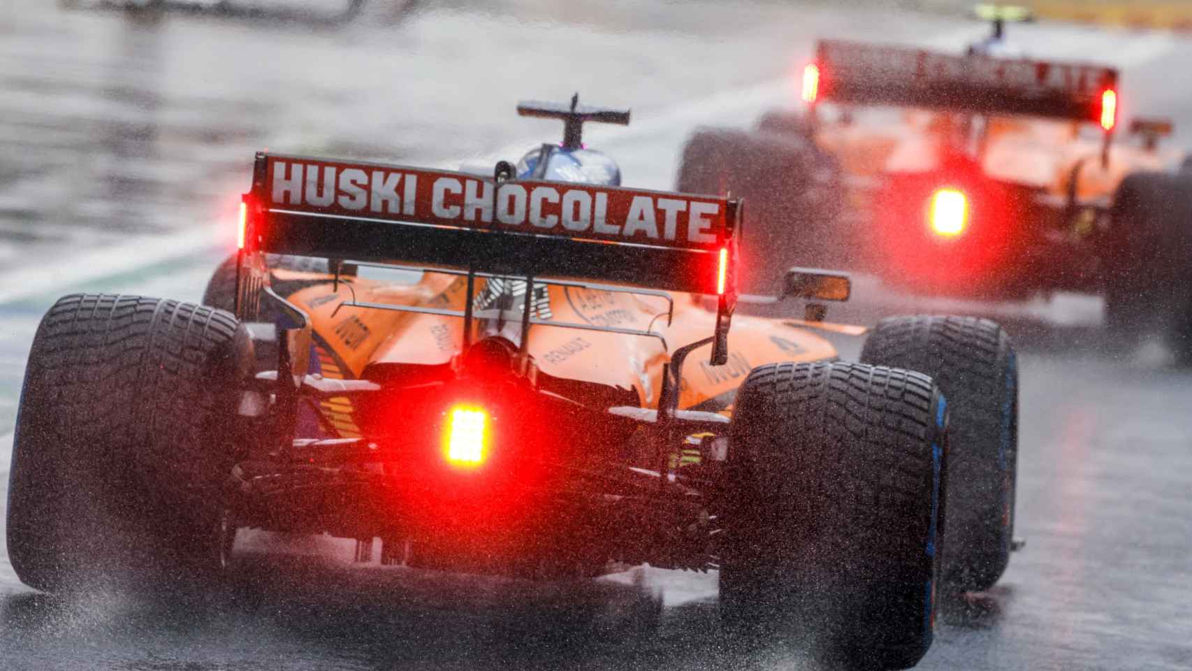 Los McLaren bajo la lluvia del GP de Turquia